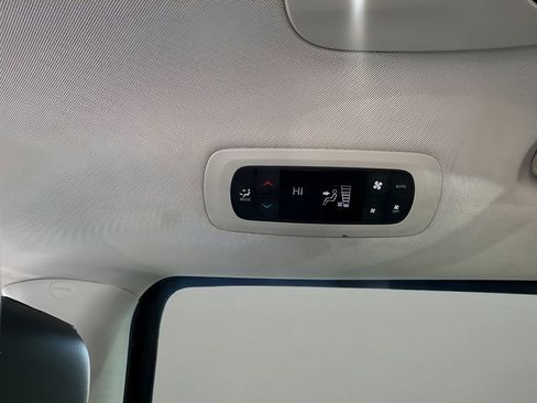 Used 2024 Chrysler Pacifica Select image 20