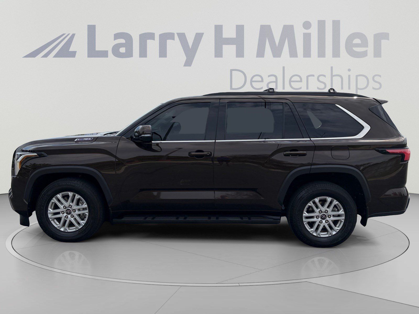 Certified 2023 Toyota Sequoia SR5 AWD/4WD image 2