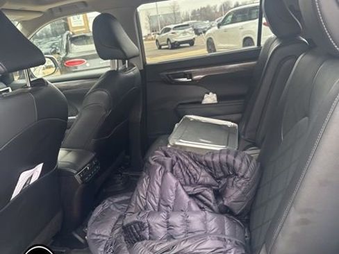 Used 2023 Toyota Highlander Platinum image 10