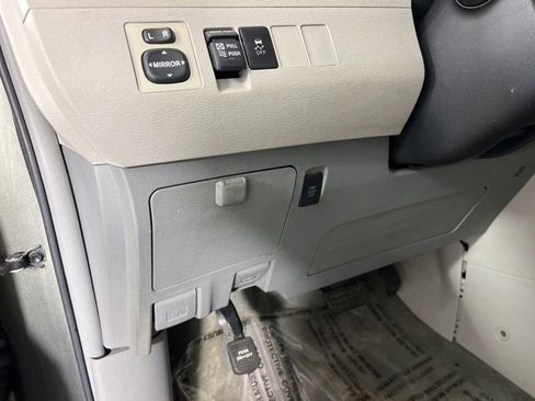 Used 2012 Toyota Sienna XLE image 27