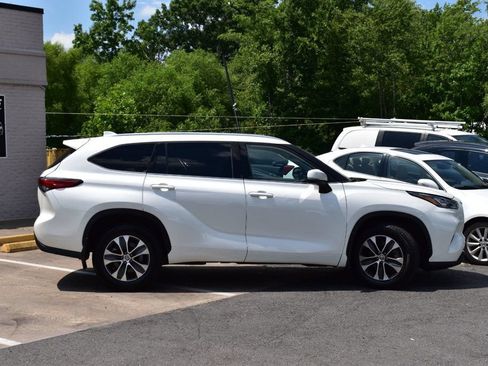 Used 2020 Toyota Highlander XLE AWD/4WD image 4