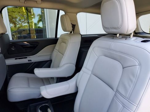 Certified 2025 Lincoln Aviator Reserve w/ Illumination Package image 12