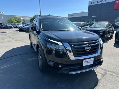 Used 2024 Nissan Pathfinder SL AWD/4WD image 3