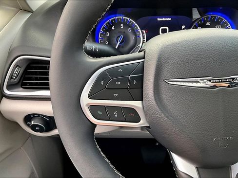 Used 2024 Chrysler Pacifica Touring-L image 18