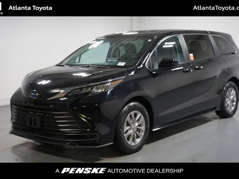 Certified 2024 Toyota Sienna LE image 1