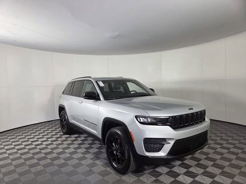 Certified 2025 Jeep Grand Cherokee Altitude image 2