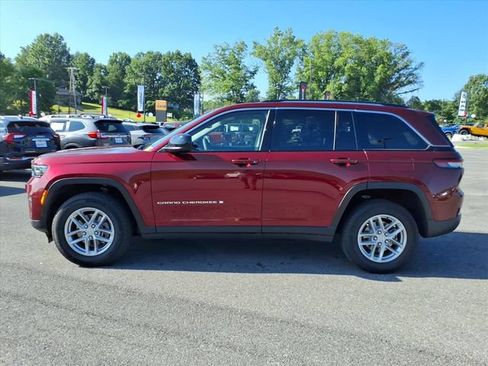 Used 2023 Jeep Grand Cherokee Laredo w/ Luxury Tech Group I AWD/4WD image 9