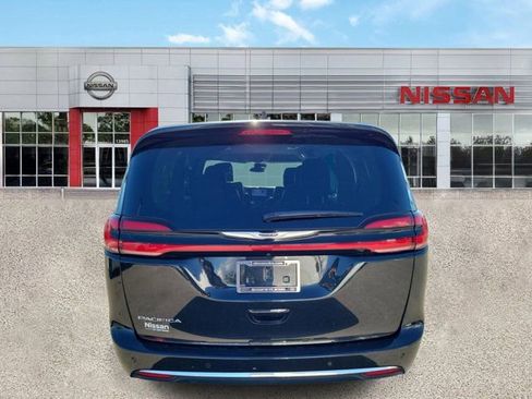 Used 2023 Chrysler Pacifica Touring-L FWD image 4