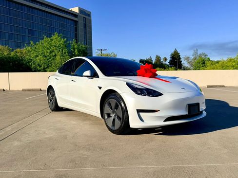 Used 2023 Tesla Model 3 Standard Range RWD image 1
