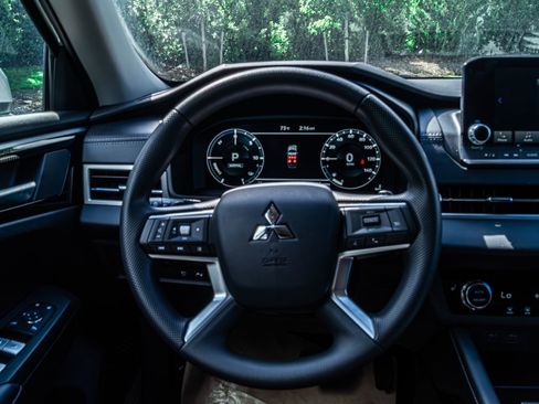 New 2025 Mitsubishi Outlander ES image 18