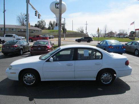 Used 1999 Oldsmobile Cutlass GL w/ Convenience Pkg FWD image 2