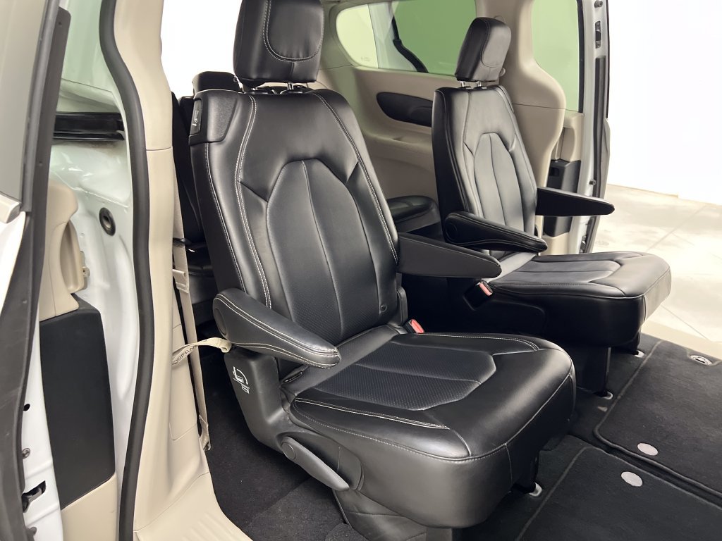 Used 2024 Chrysler Pacifica Touring-L FWD image 28