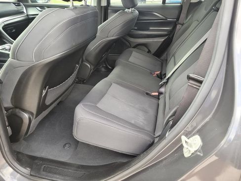 Used 2024 Jeep Grand Cherokee Laredo RWD image 3