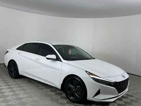 Used 2022 Hyundai Elantra SEL w/ Convenience Package FWD image 3