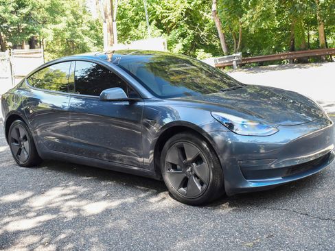 Used 2022 Tesla Model 3 Standard Range image 12