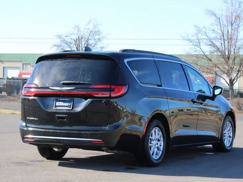 Used 2022 Chrysler Pacifica Touring-L image 6