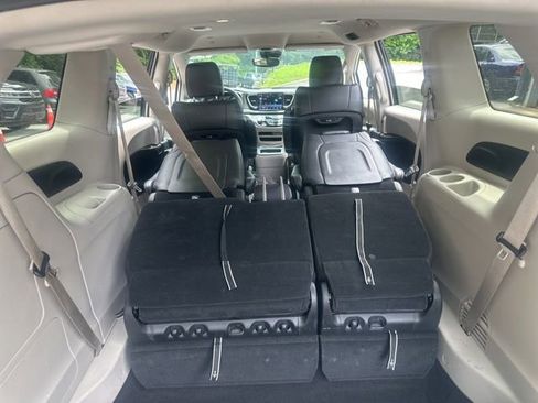 Used 2024 Chrysler Pacifica Limited FWD image 17