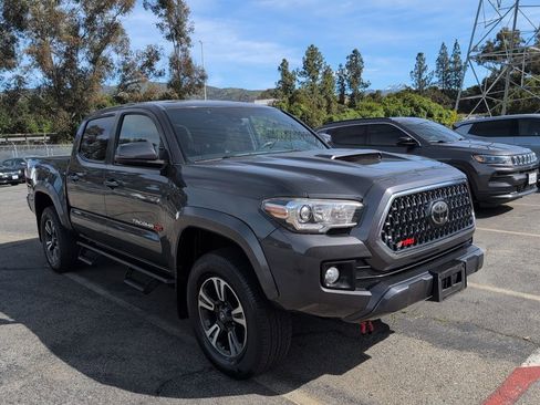 Used 2018 Toyota Tacoma TRD Sport image 3