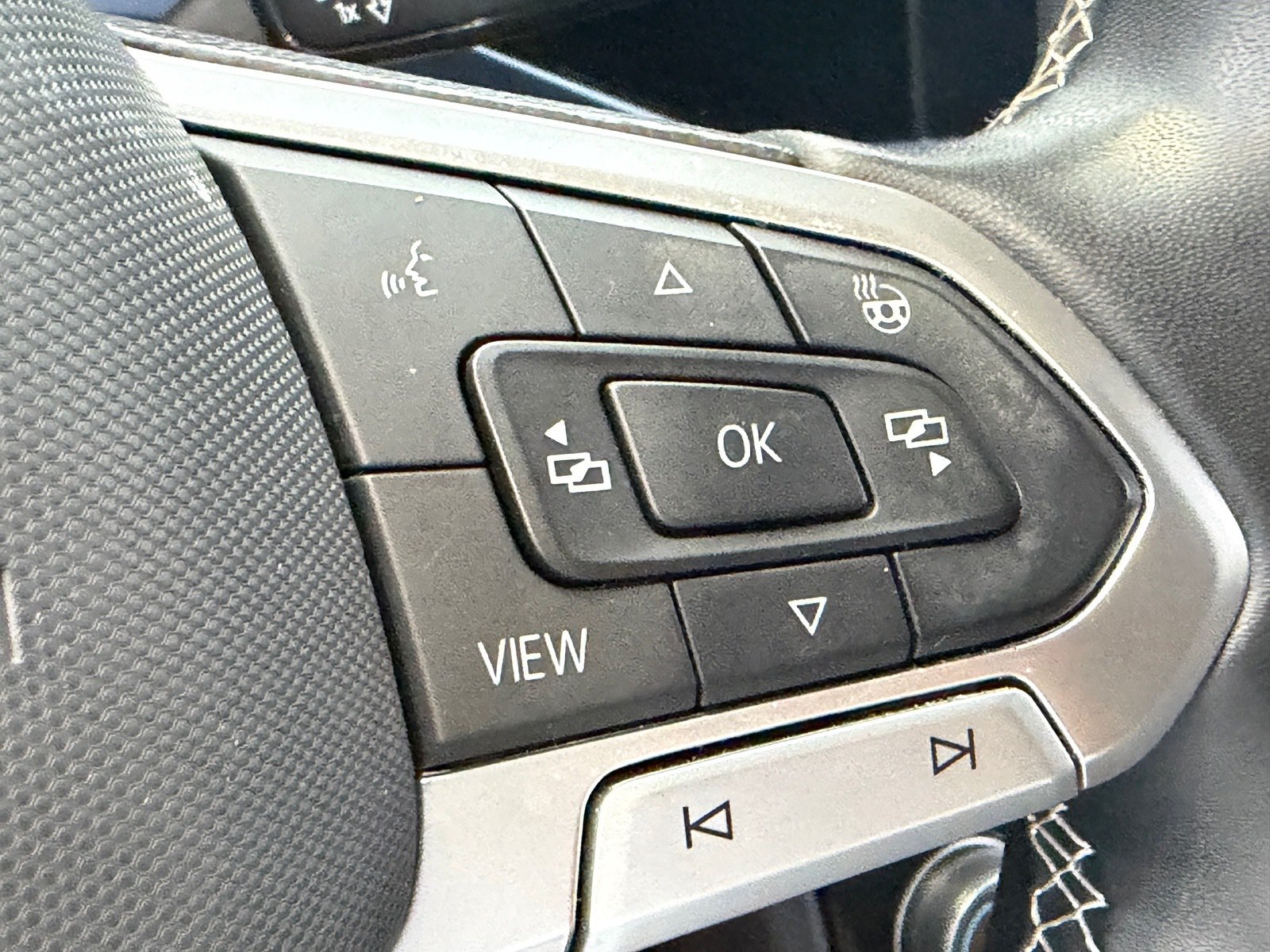 Used 2023 Volkswagen Taos SE w/ Panoramic Sunroof Package FWD image 29