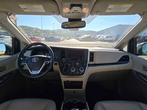 Used 2019 Toyota Sienna XLE w/ XLE Navigation Package AWD/4WD image 15