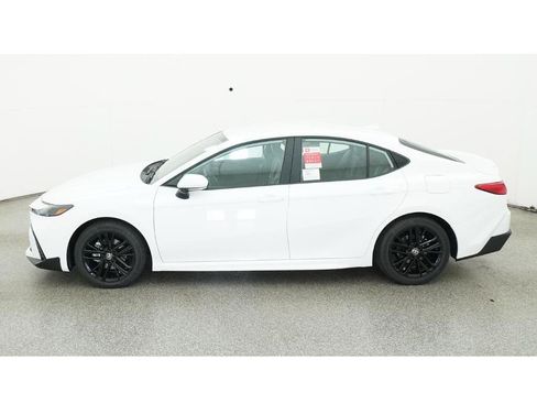 Used 2026 Toyota Camry SE FWD image 3
