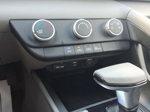 Used 2021 Hyundai Elantra SE FWD image 17