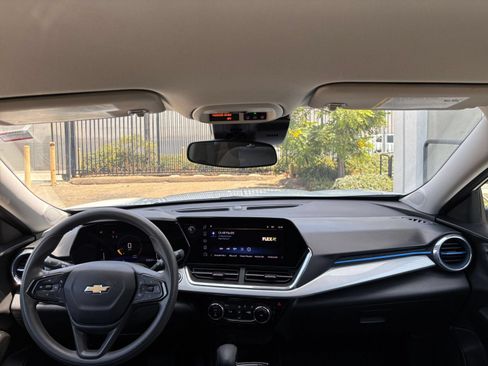 Used 2025 Chevrolet Trax LT FWD image 32
