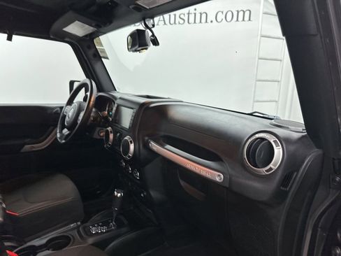 Used 2018 Jeep Wrangler Unlimited Rubicon w/ Connectivity Group image 23