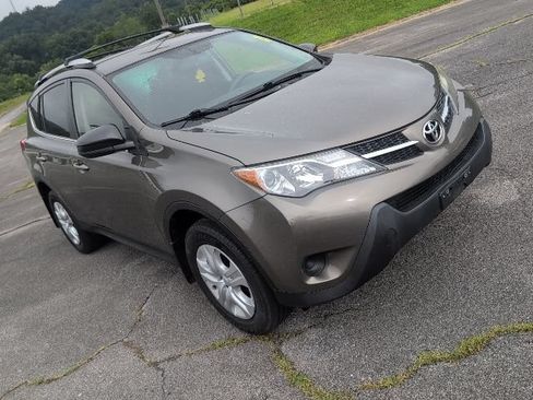 Used 2014 Toyota RAV4 LE AWD/4WD image 2