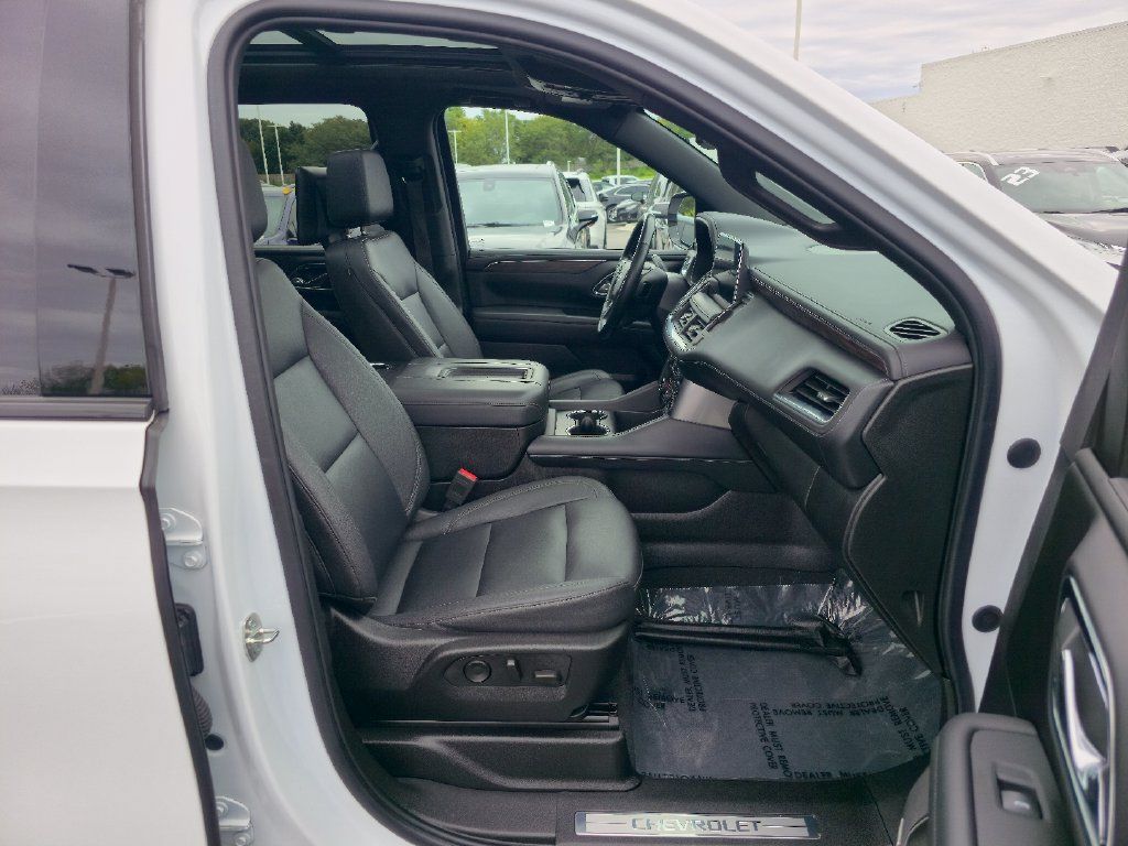 Certified 2023 Chevrolet Suburban Z71 w/ Luxury Package AWD/4WD image 32