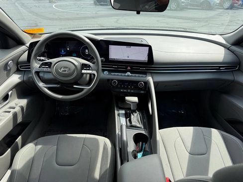 Used 2024 Hyundai Elantra SEL FWD image 4