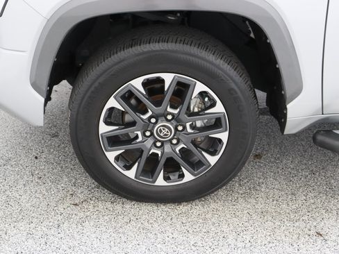 Used 2022 Toyota Tundra Limited w/ Power Package AWD/4WD image 11