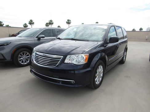 Used 2013 Chrysler Town & Country Touring image 1