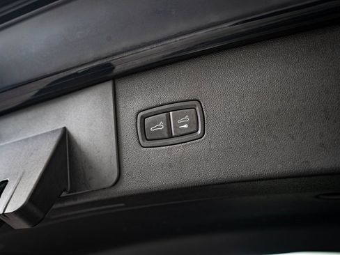 Used 2023 Porsche Cayenne Platinum Edition image 19