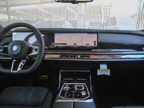 Used 2026 BMW i7 eDrive50 w/ M Sport Package RWD image 9