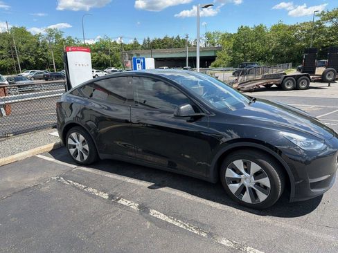 Used 2022 Tesla Model Y Long Range AWD/4WD image 2