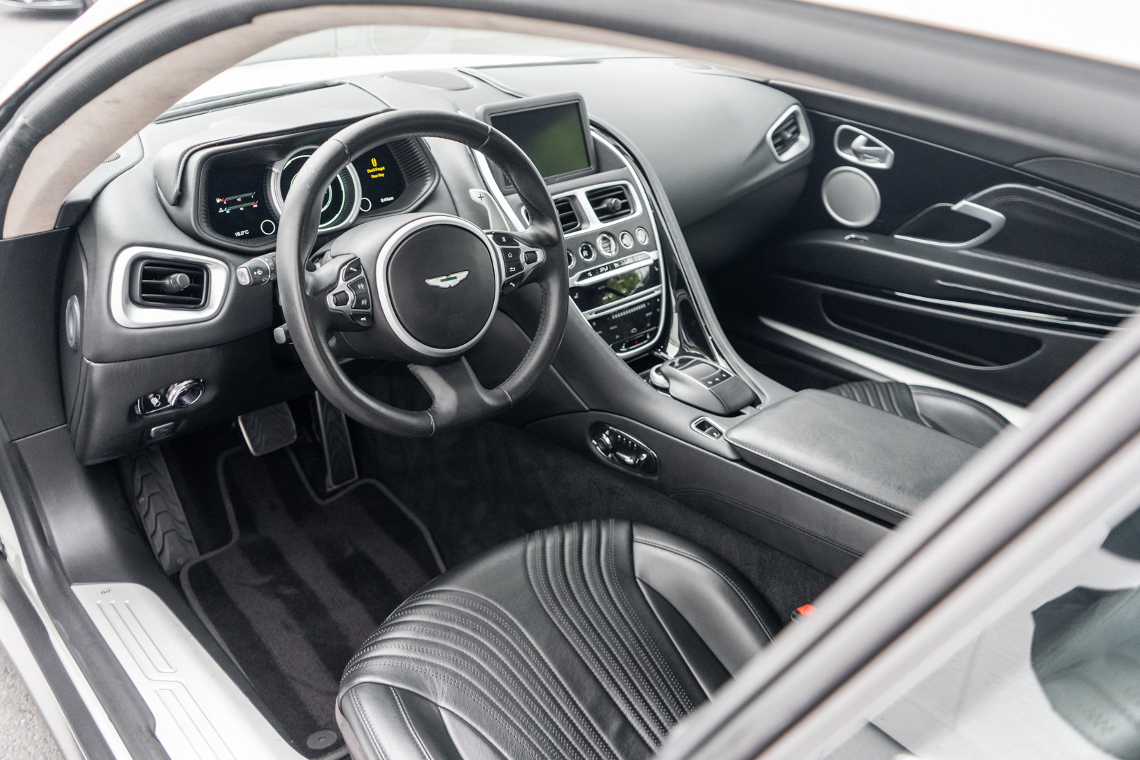 Used 2019 Aston Martin DB11 Coupe RWD image 3