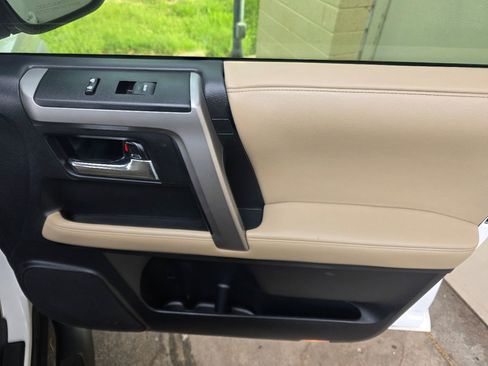 Used 2017 Toyota 4Runner SR5 RWD image 33