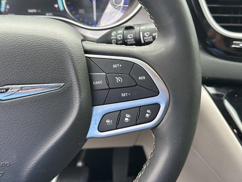 Used 2024 Chrysler Pacifica Touring-L FWD image 24