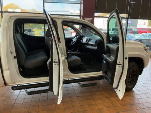 Used 2022 Toyota Tacoma TRD Off-Road image 28