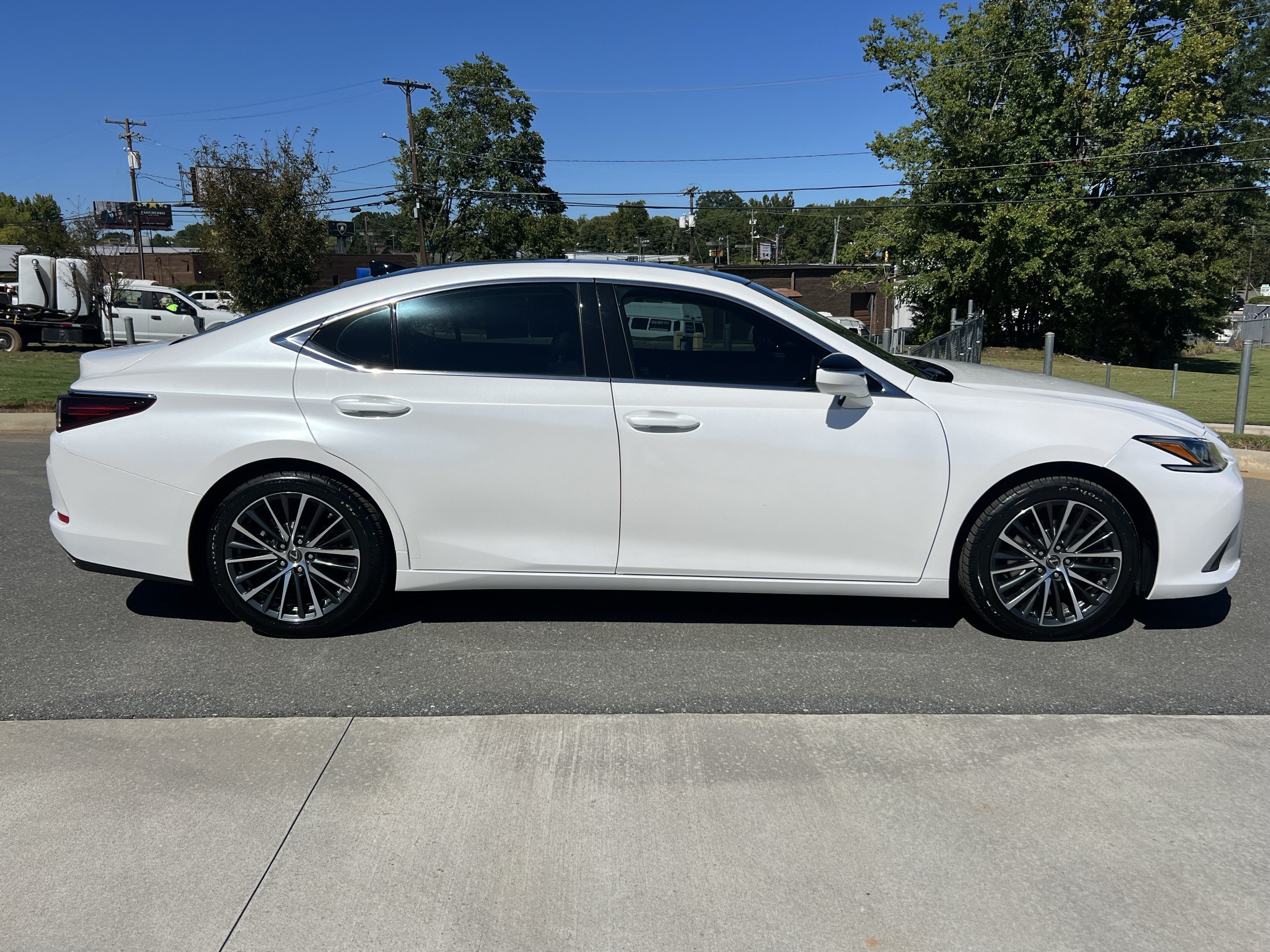 Used 2024 Lexus ES 350 w/ Premium Package FWD image 10
