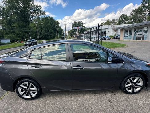 Used 2017 Toyota Prius Three Touring FWD image 4
