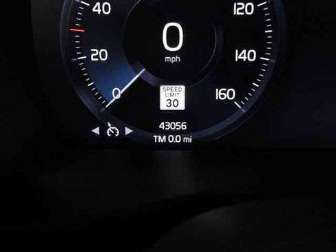 Used 2021 Volvo XC40 T5 Momentum image 21