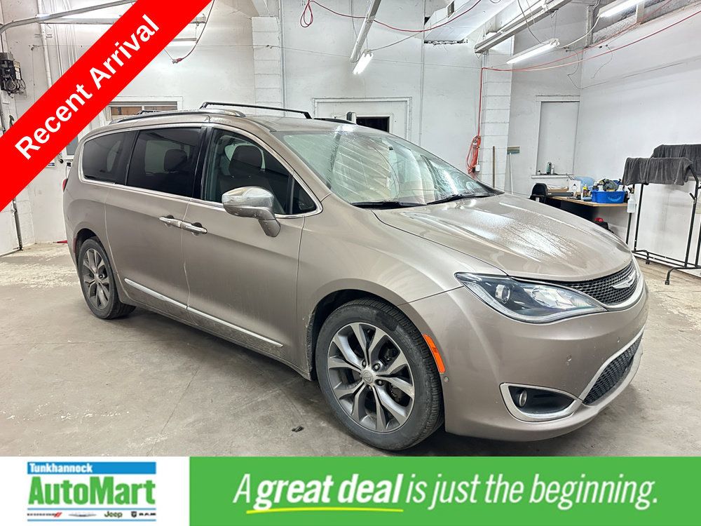 Used 2017 Chrysler Pacifica Limited FWD image 1