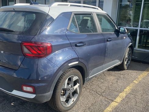 Used 2022 Hyundai Venue Limited image 3