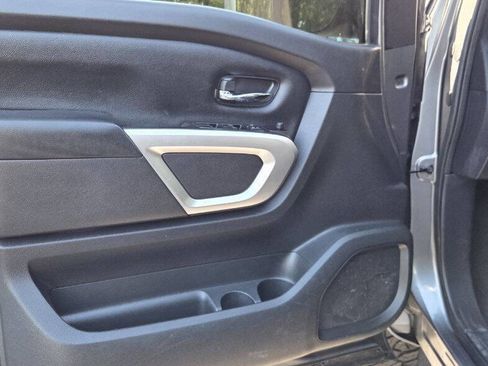 Used 2017 Nissan Titan SV image 13