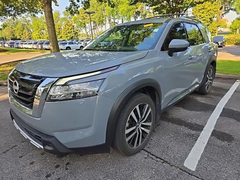 Used 2024 Nissan Pathfinder Platinum w/ Cargo Package FWD image 4
