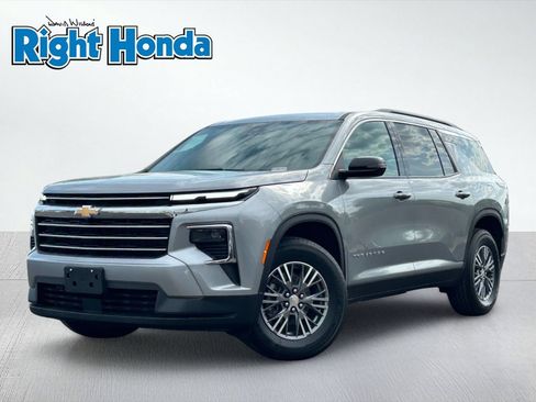 Used 2025 Chevrolet Traverse LT AWD/4WD image 2