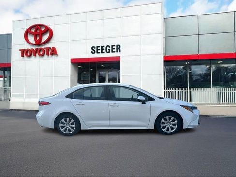 Used 2024 Toyota Corolla LE image 2