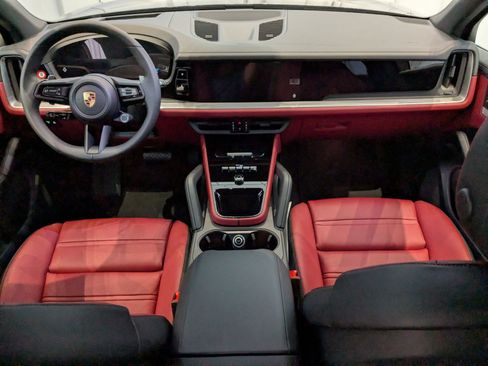 Used 2025 Porsche Cayenne image 21